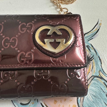 The Junco Wallet on Chain - VS Lovely Heart GG in Bordeaux