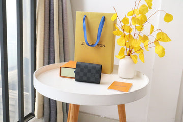 EC - LOV Wallet - 010