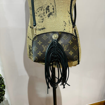The Junco Crossbody -CS Monogram in Black Fringe