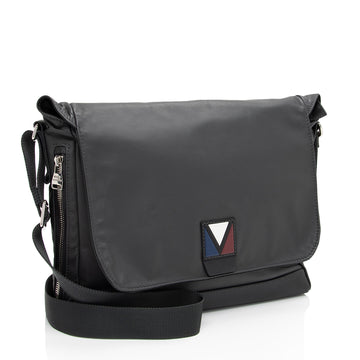 Louis Vuitton Calfskin V-Line Messenger (SHF-cCi6KY)