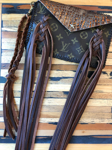 The Fringed Wren - Brown/GoldVS Wristlet Bag