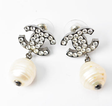 Chanel CC Motif Swing Pearl Earrings Silver/White